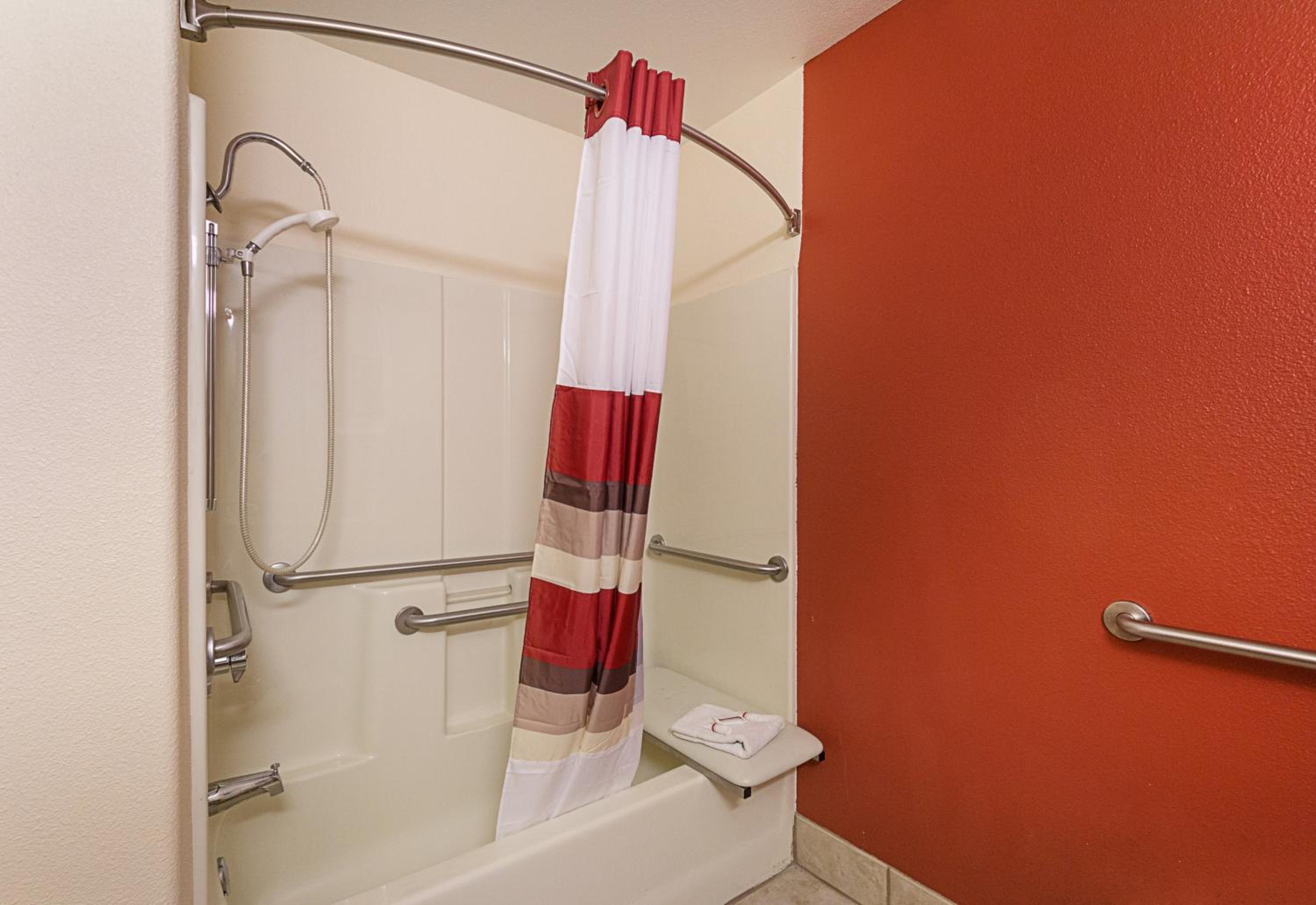 غرفة بسرير كينج بحوض استحمام لذوي الإعاقة، Super 8 by Wyndham New Braunfels I-35 5/6