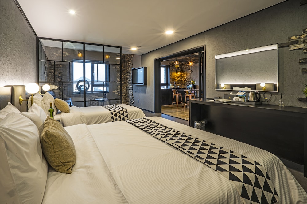 Embledon Hotel 28/72