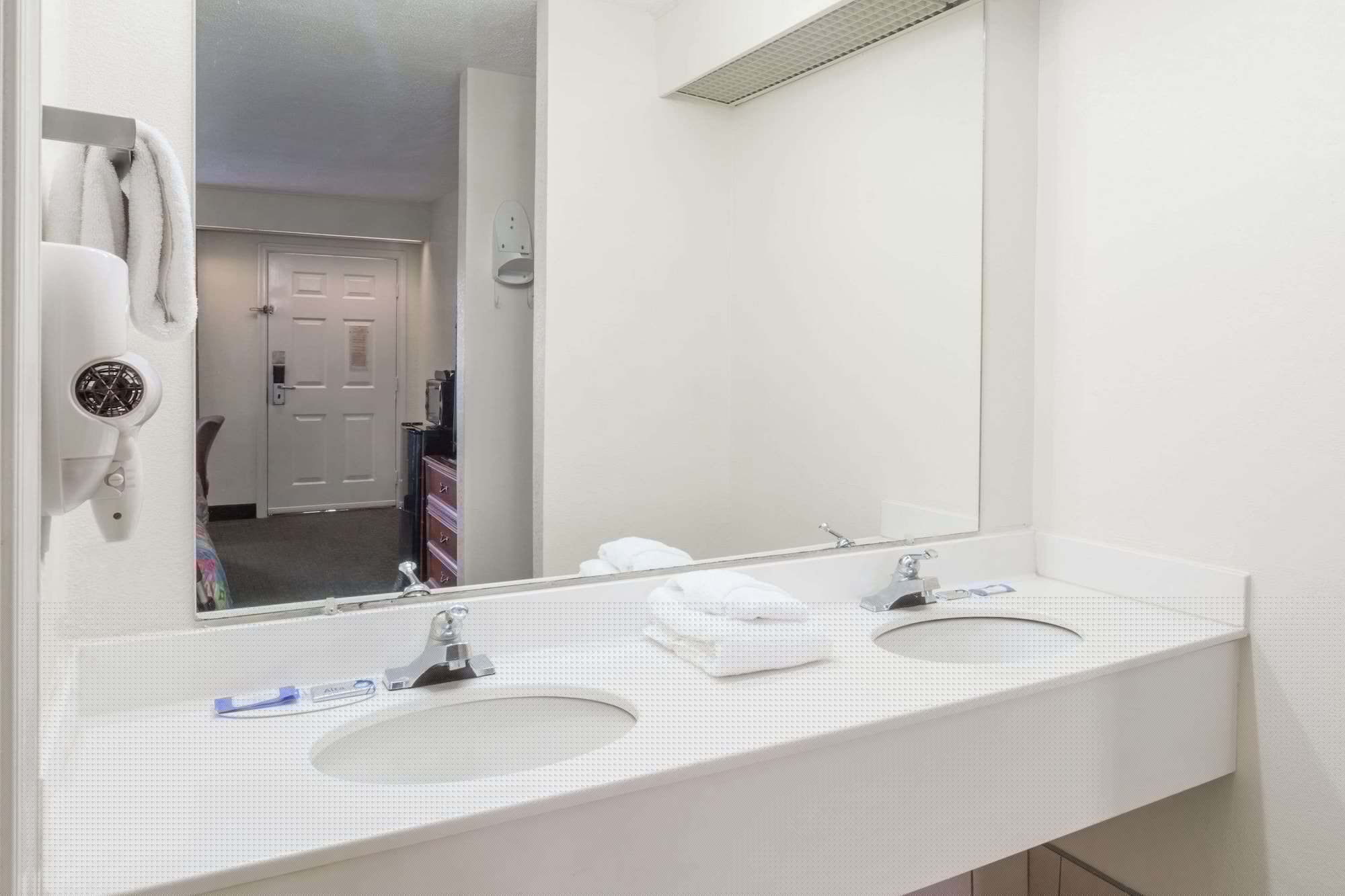 غرفة بسريرين مزدوجين، Days Inn by Wyndham Petersburg/South Fort Lee 9/9