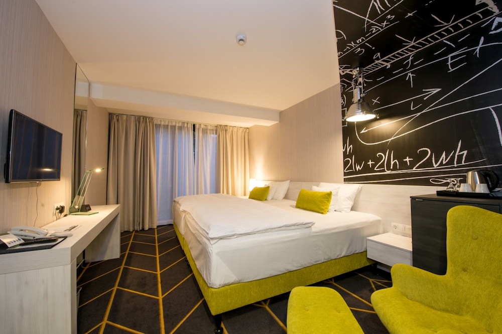 Science Hotel 13/37
