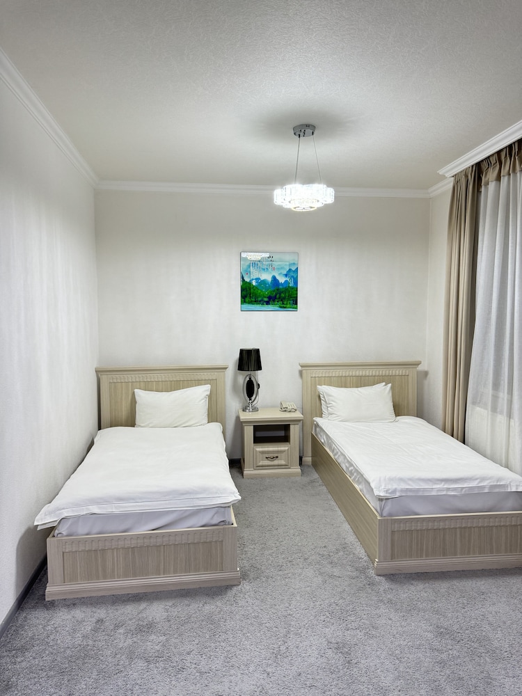 Alexander Hotel 8/38