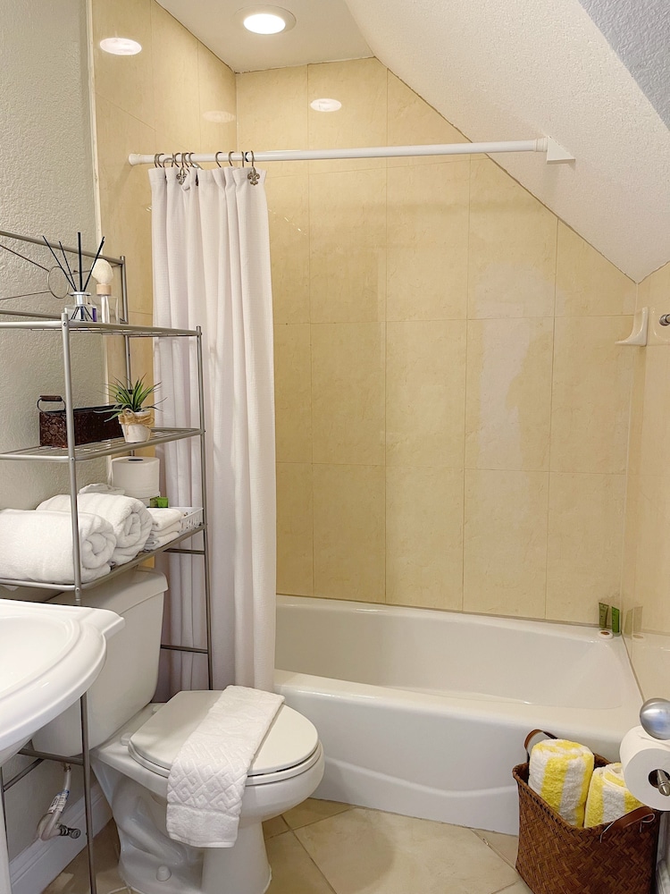 Shangri-La Bed & Breakfast 49/50