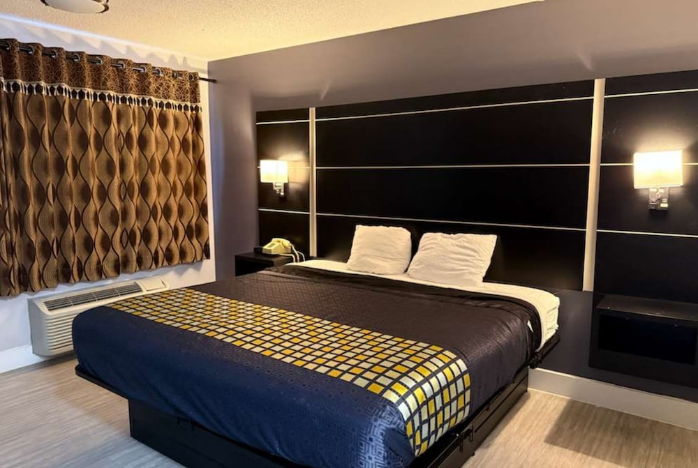 غرفة بسرير كينج للمدخنين، Coratel Inn & Suites by Jasper Hastings 3/10