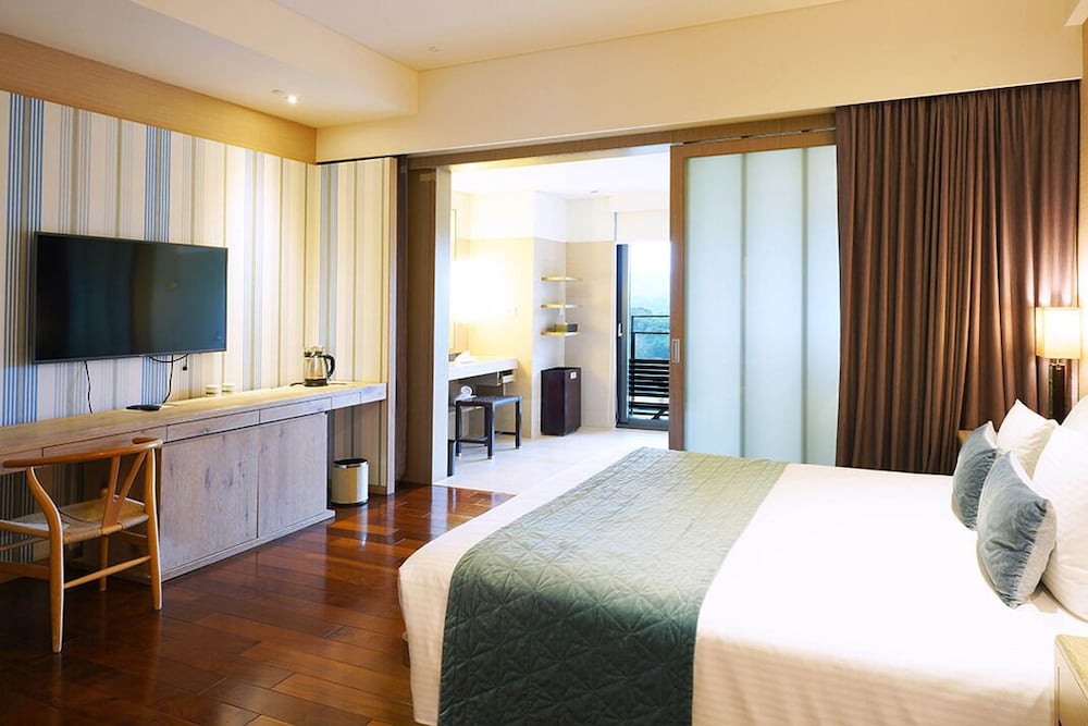 CLASSIC, KING BED, MOUNTAIN VIEW