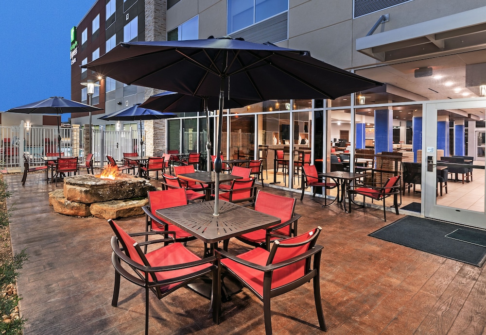 Holiday Inn Express Suites Brenham South 36/46