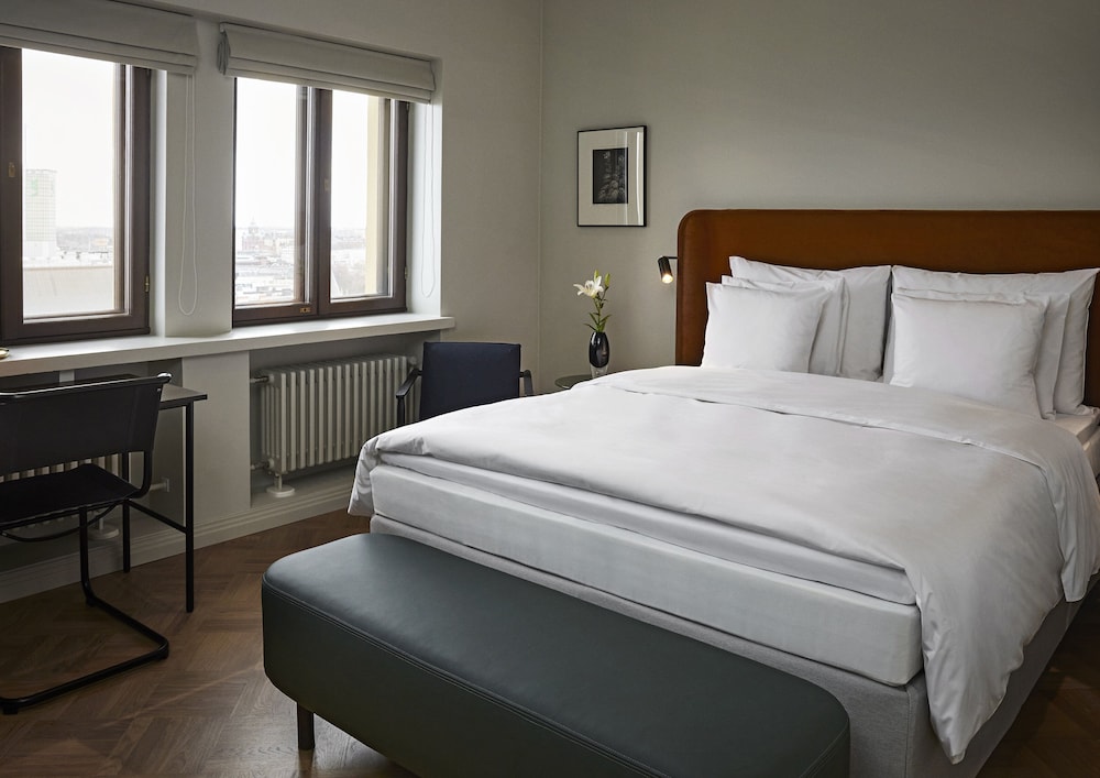 SOLO, QUEEN BED, WITH VIEW