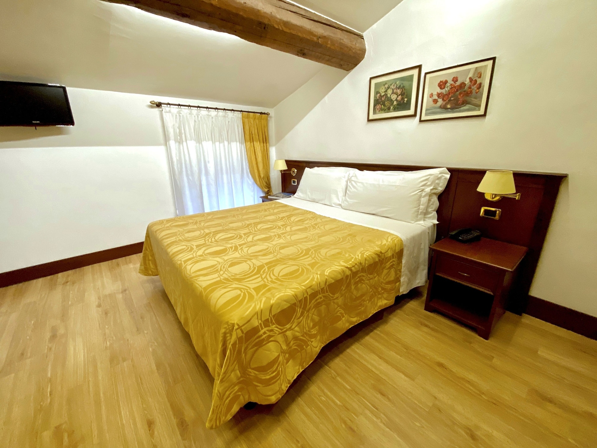 ROOM, DOUBLE OR TWIN BED