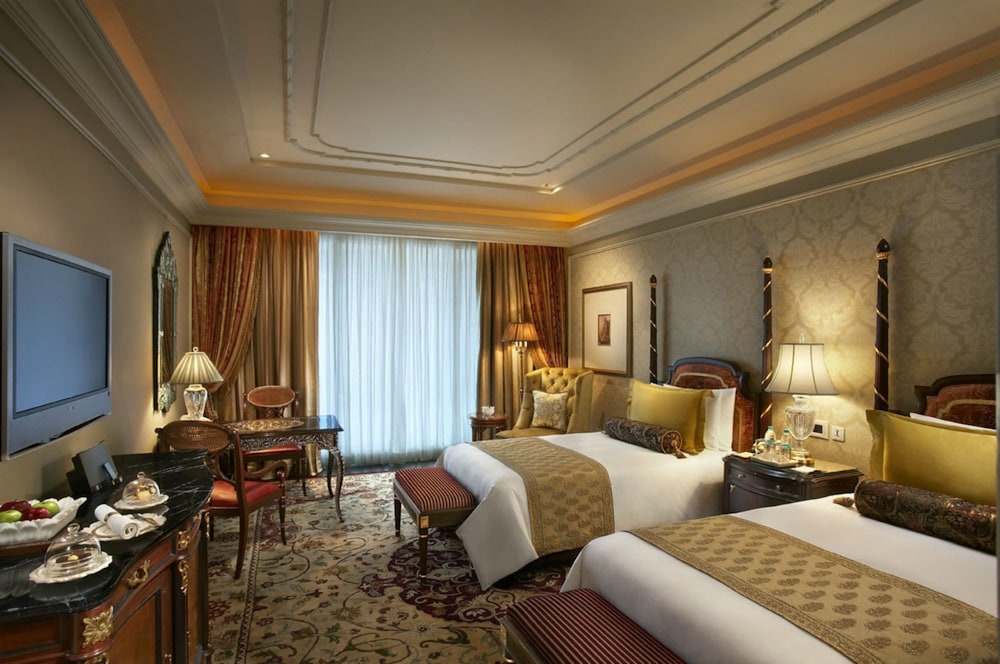 GRAND, DELUXE