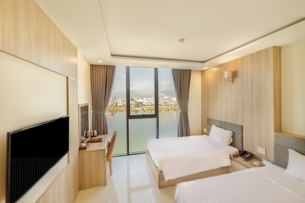 Lake View Hotel 30/69