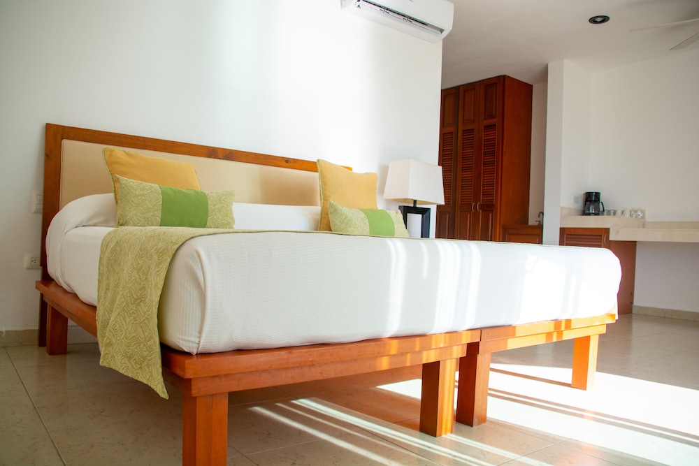 JUNIOR SUITE, KING BED, OCEAN FRONT