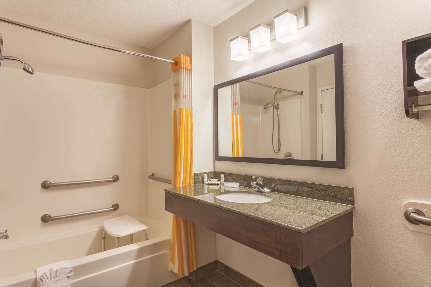 La Quinta Inn & Suites by Wyndham Elizabethtown 16/17