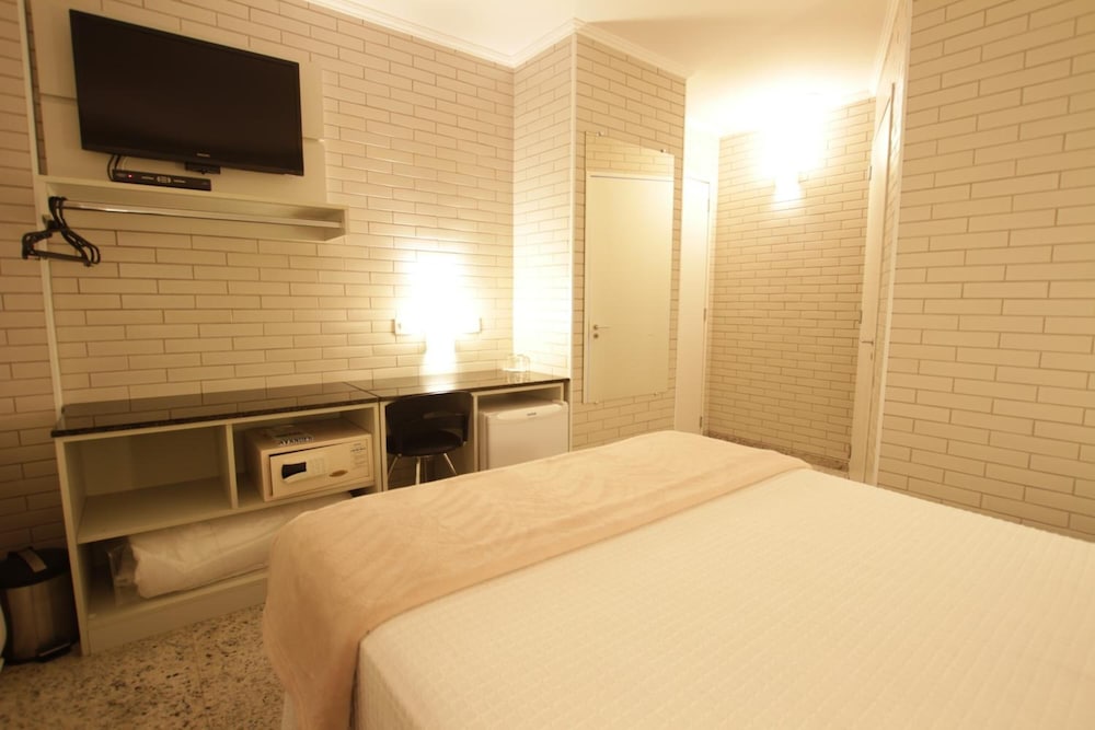 ROOM, DOUBLE BED