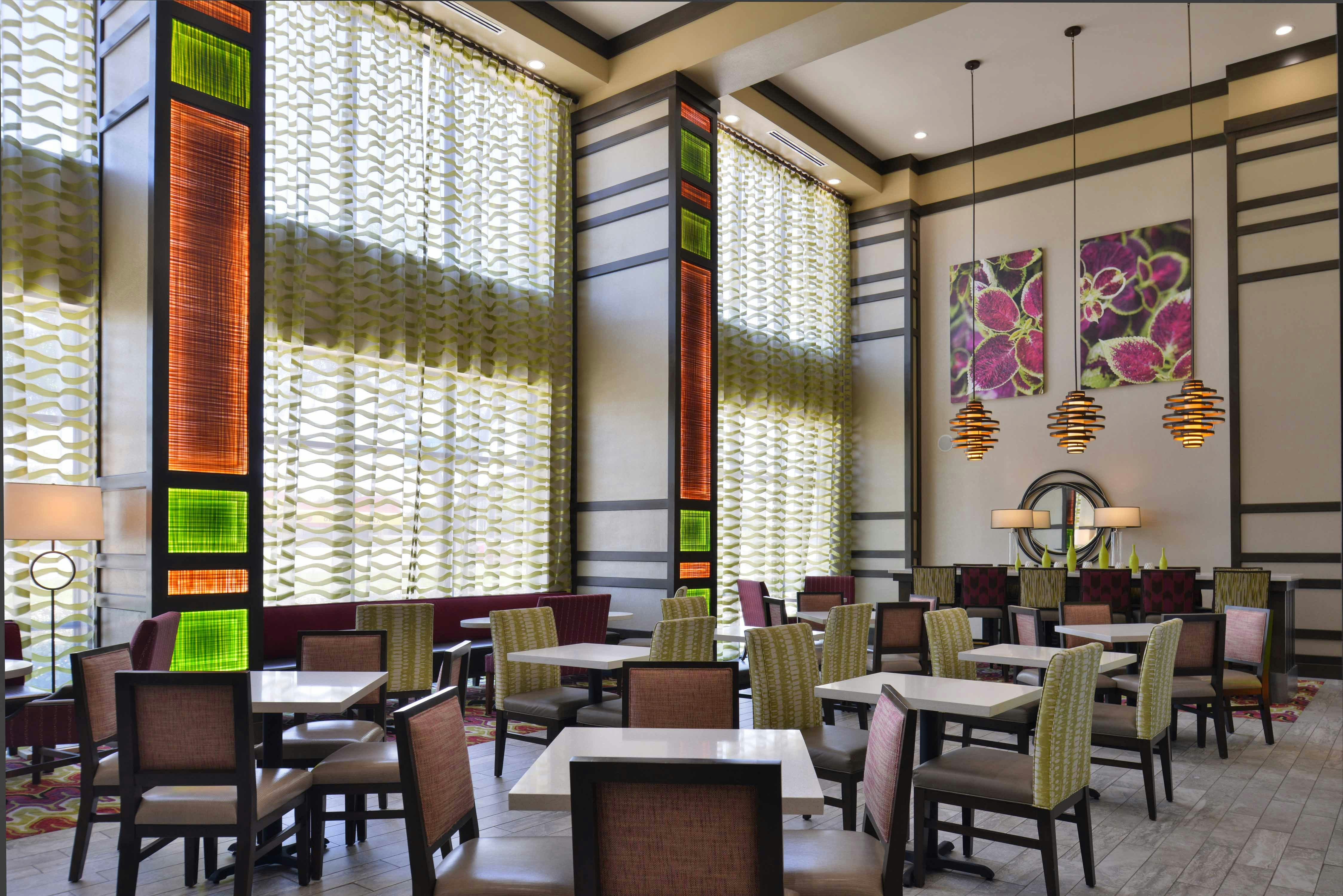 Hampton Inn Suites Dallas Market Center 56/75