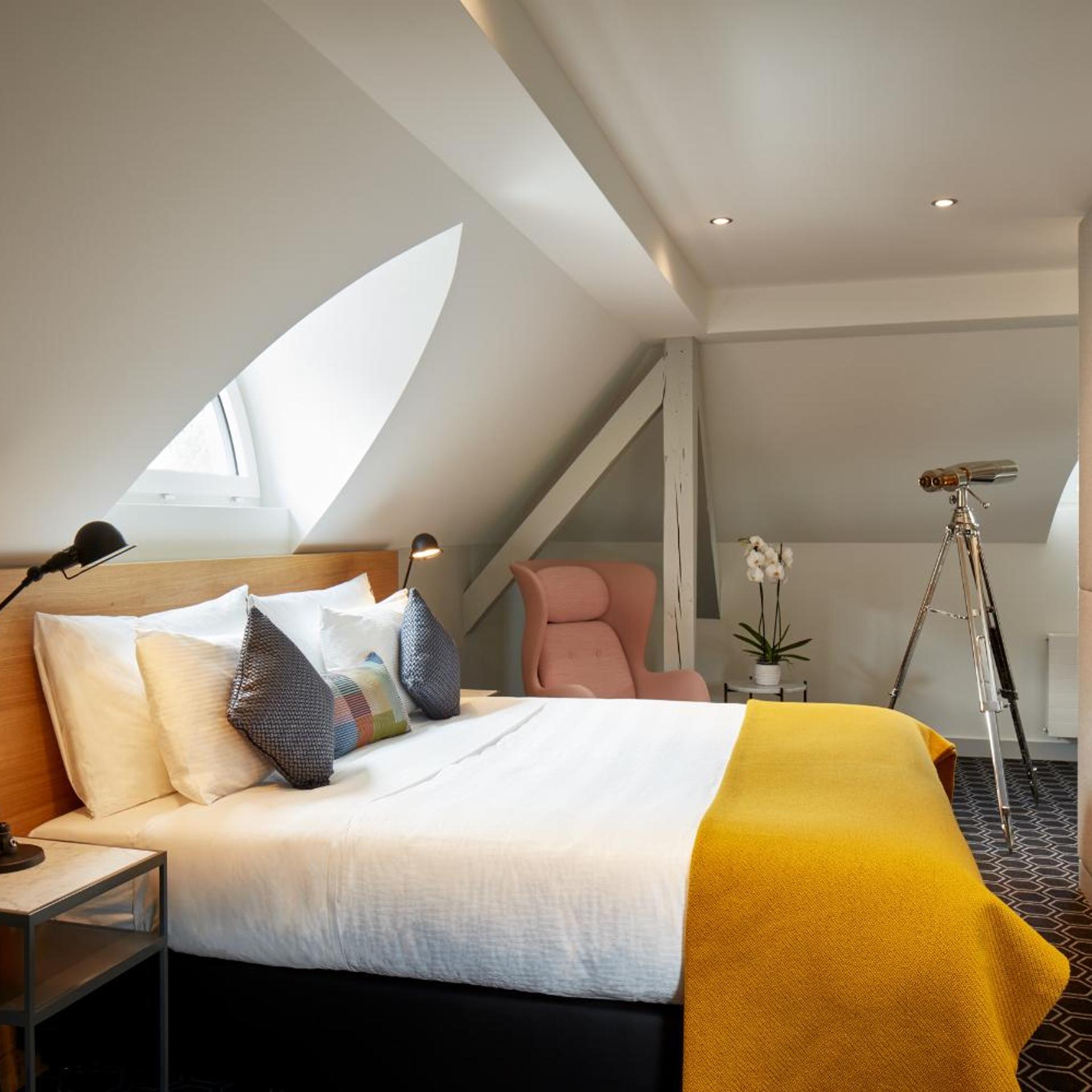 Gold, Rock, Suite, King Bed