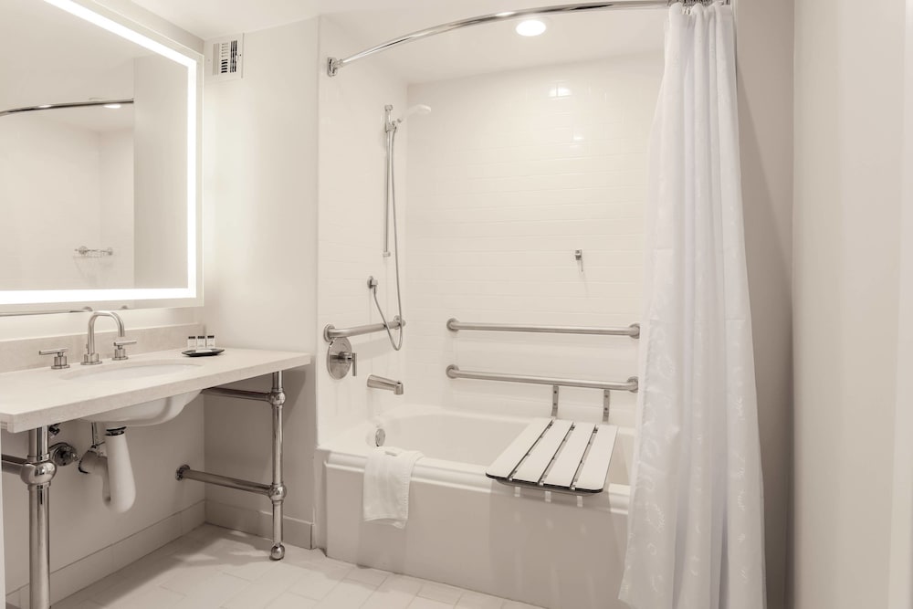 Sheraton Suites Market Center 9/49