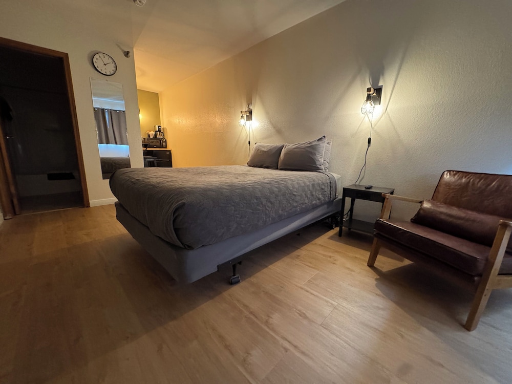 Pioneer Motel 21/43
