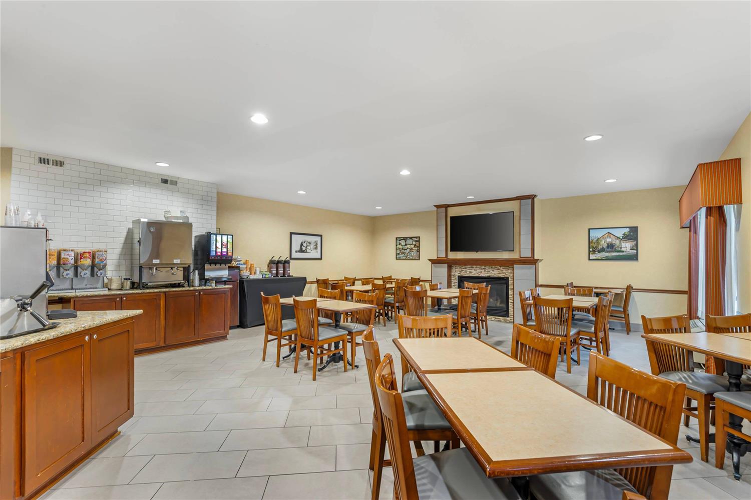 Country Inn & Suites By Radisson, Des Moines West, IA 36/48