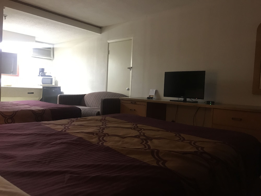 Bear Mount Inn And Suites 29/40