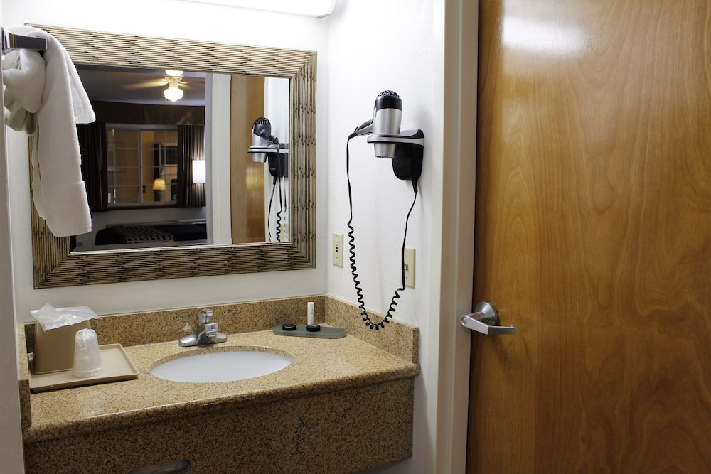 Days Inn By Wyndham El Paso West 50/50