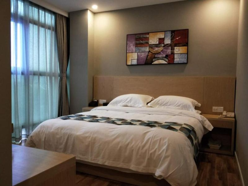 Room at Shell Shanghai New International Expo Center Fanghua Road Metro Station Hotel, SHANGHAI