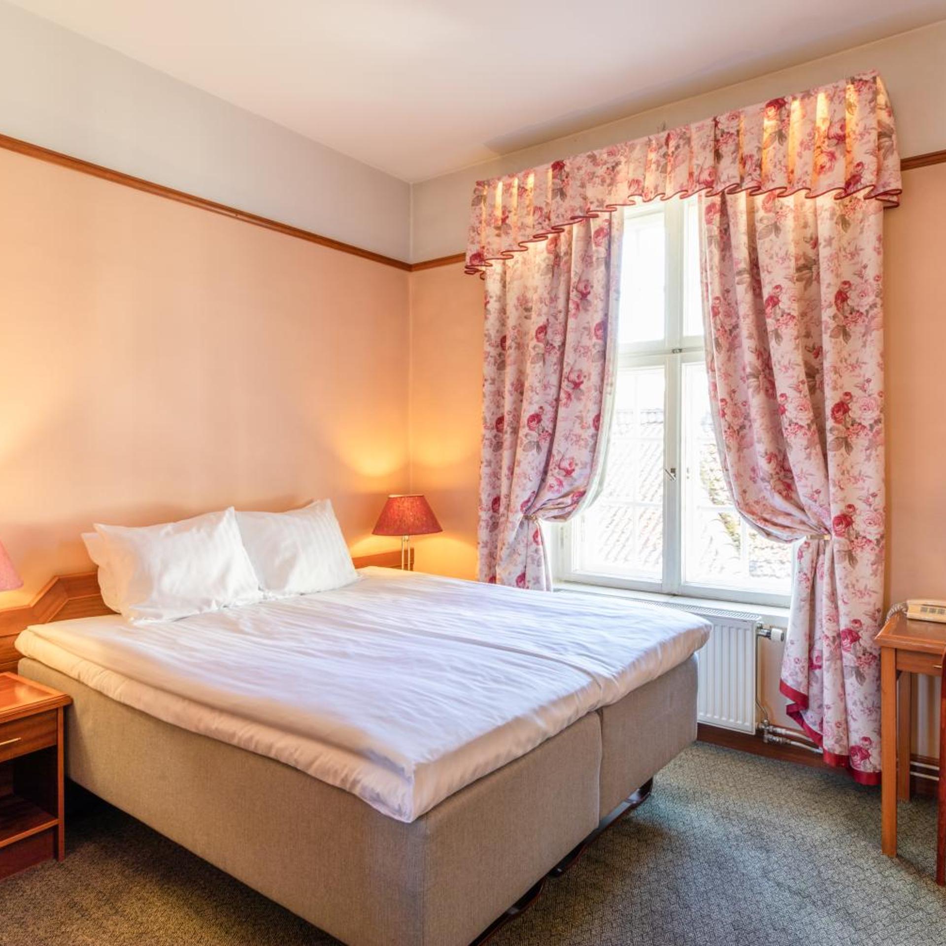 Room, Double or Twin Bed