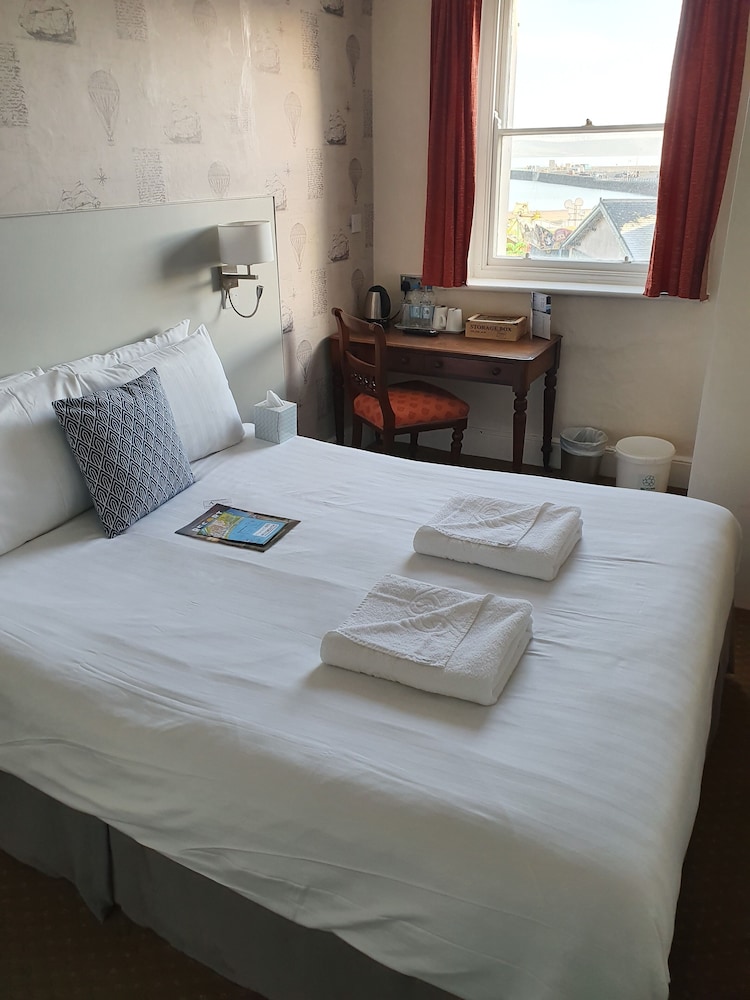 The Alexandra Hotel 18/71