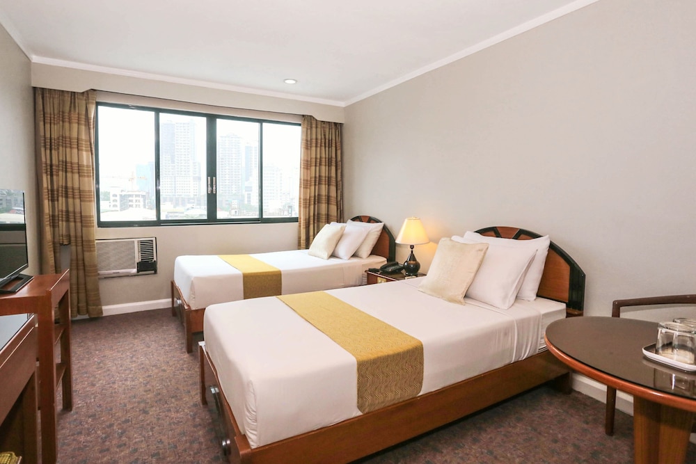 Holiday Plaza Hotel 59/86