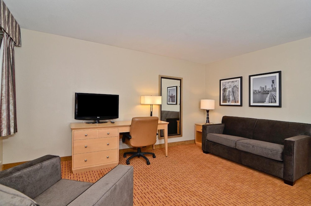 Clackamas Inn Suites 25/42