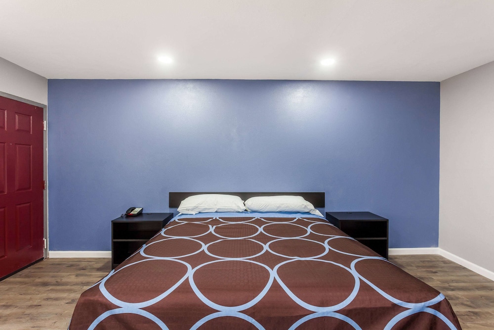 Super 8 By Wyndham Visalia 11/26