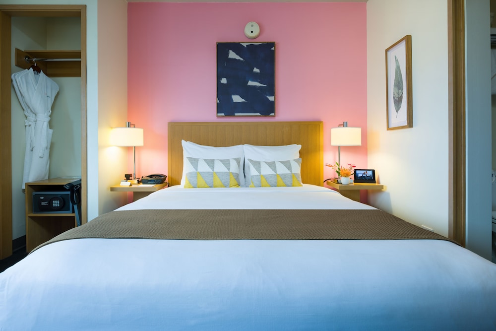 DELUXE, QUEEN BED, OCEAN VIEW