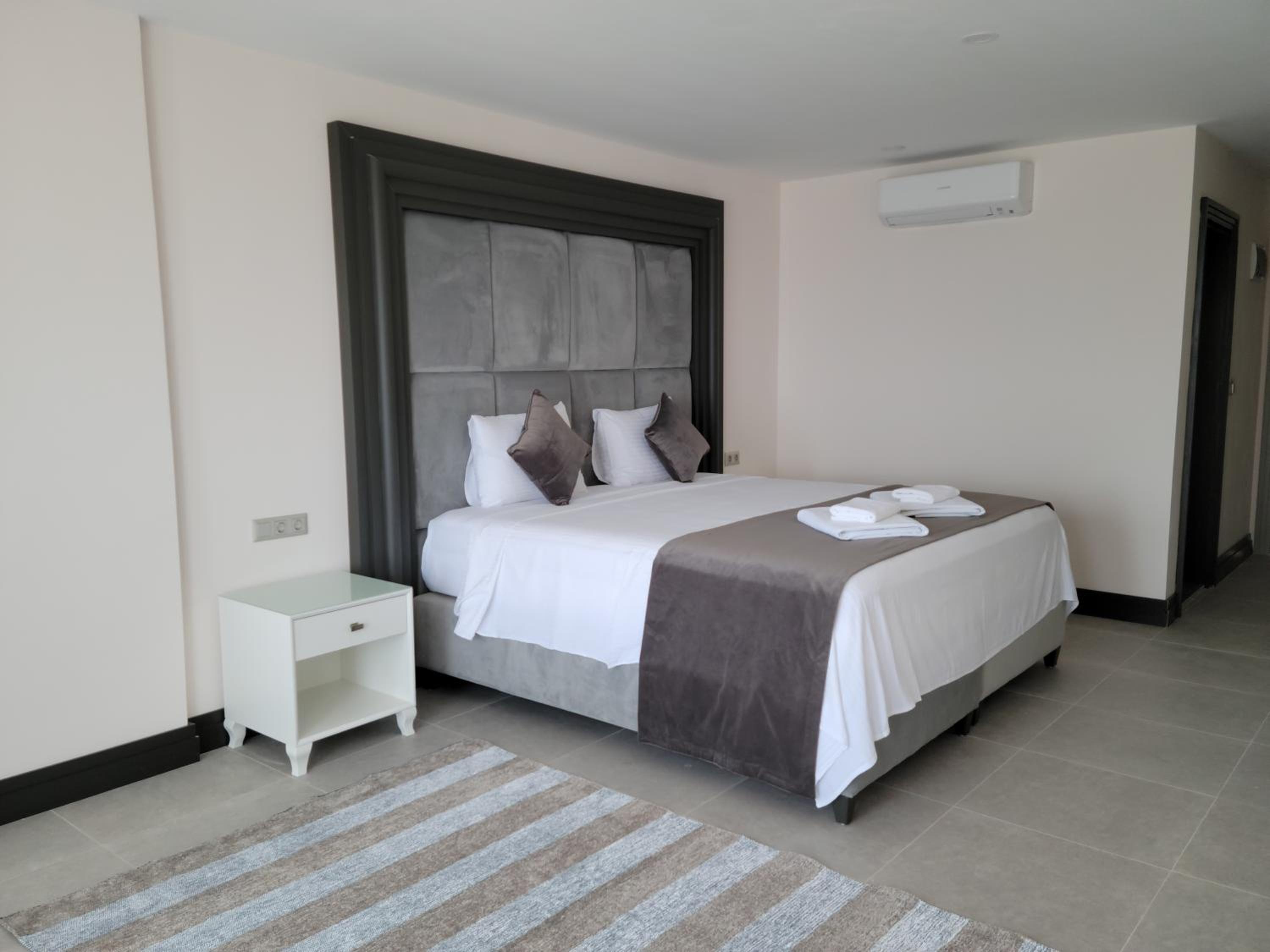 غرفة بسرير كينج بإطلالة على البحر، Mediteran Hotel 7/10