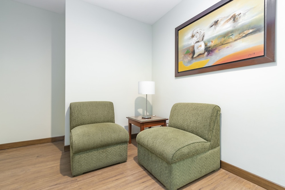 DEL PRADO HOTEL 35/48