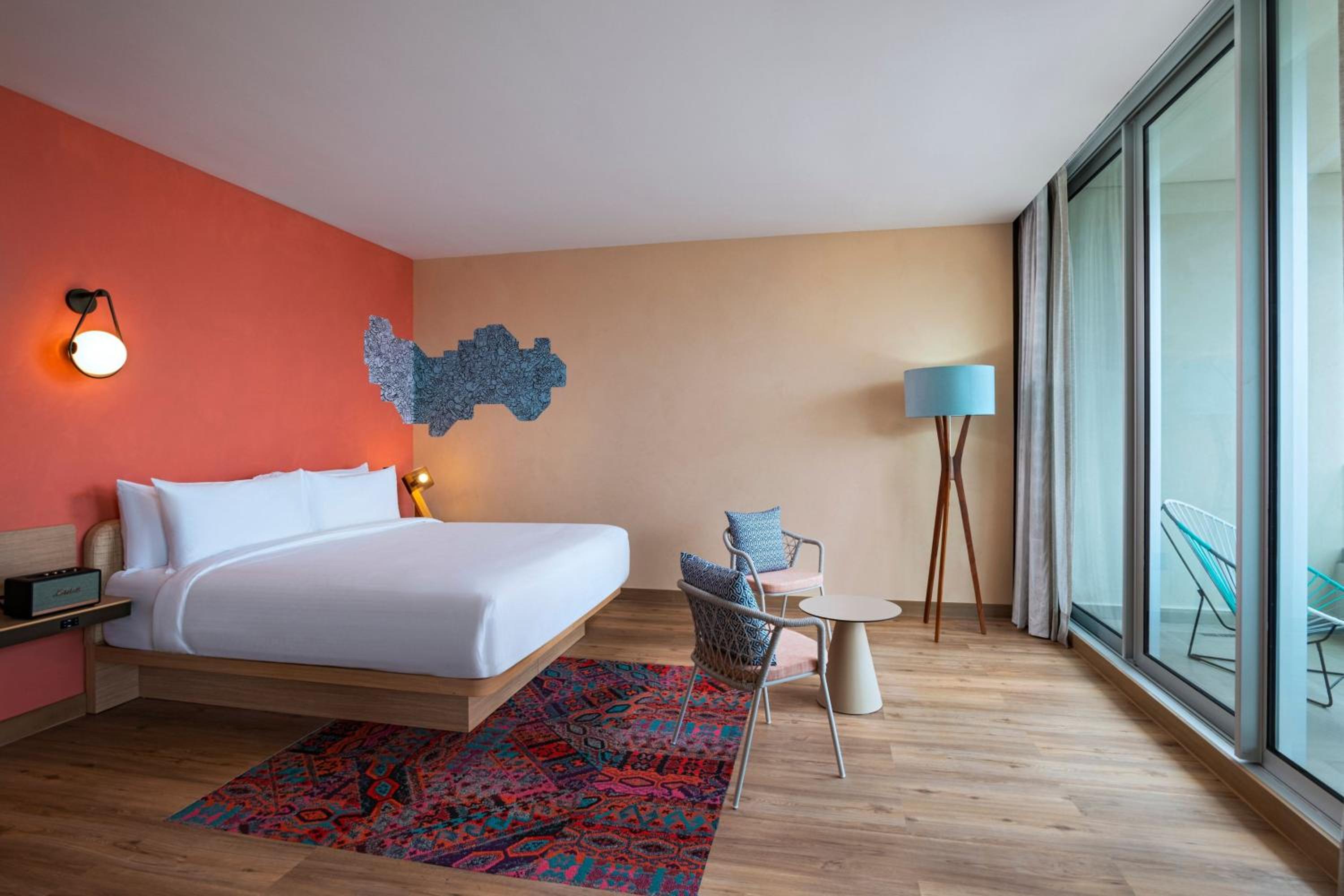 Splash, Suite, King Bed, Pool Floor