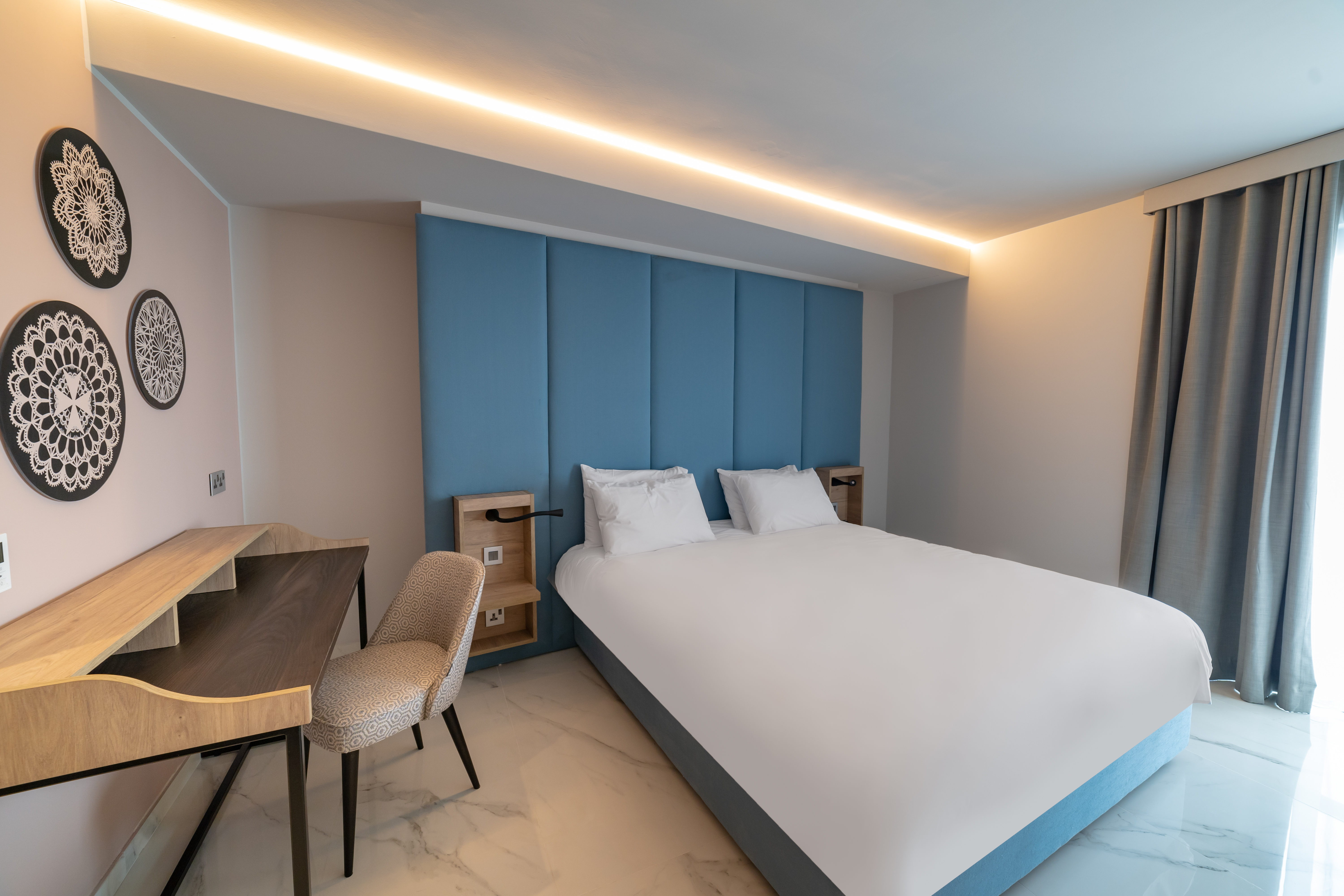 STANDARD, QUEEN BED, NO BALCONY