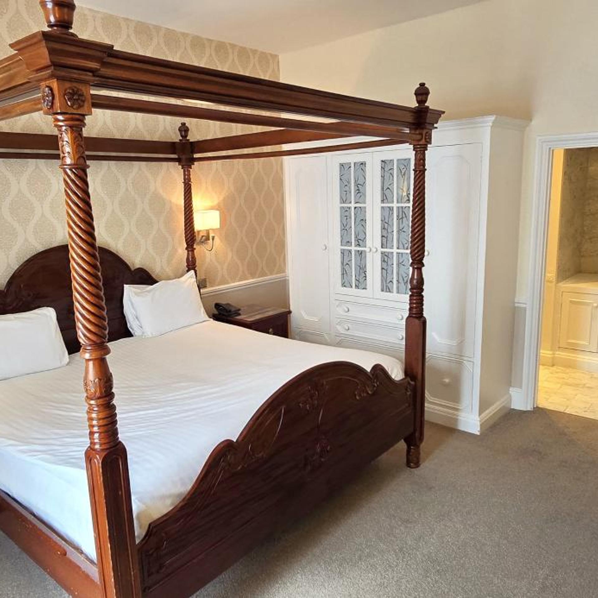 Manor, Four Poster