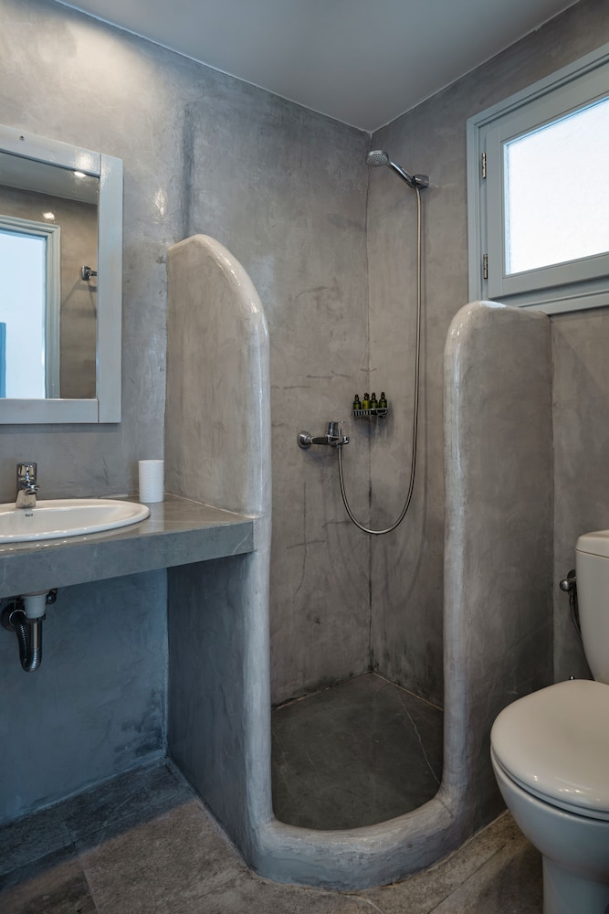 Iris Boutique Hotel 70/74