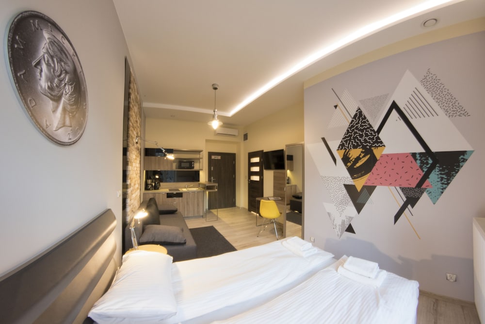 DELUXE, STUDIO, STREET VIEW
