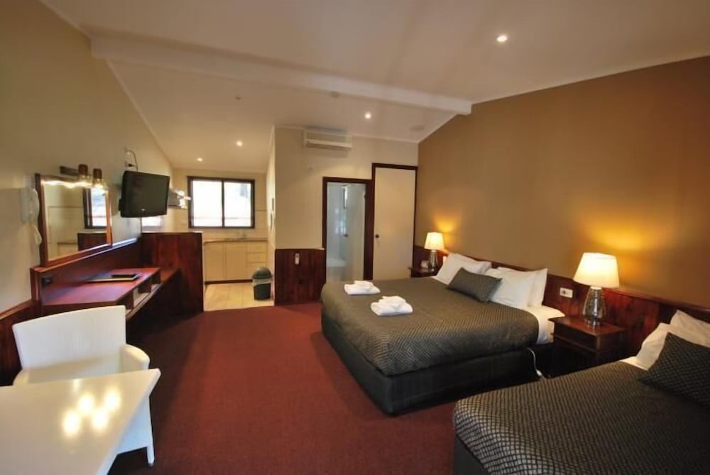 FOREST LODGE RESORT 8/50