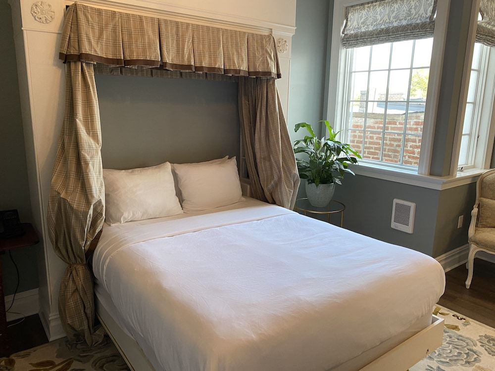 Petite, Queen Bed