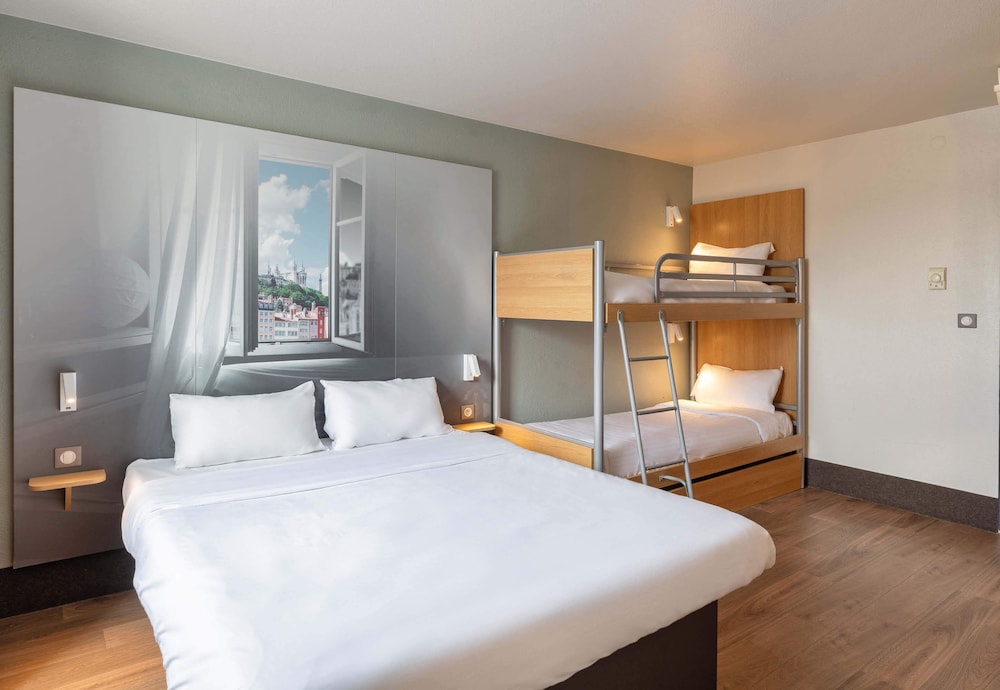 Room, Quadruple, Double and Twin Beds, Accessible