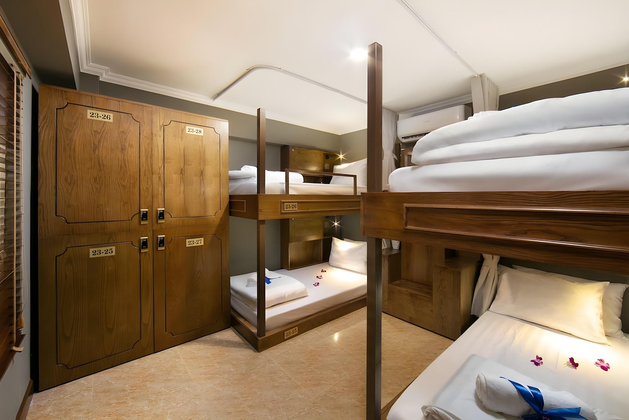 Female Dorm, Female Only, Deluxe, 4 Beds, King Bed