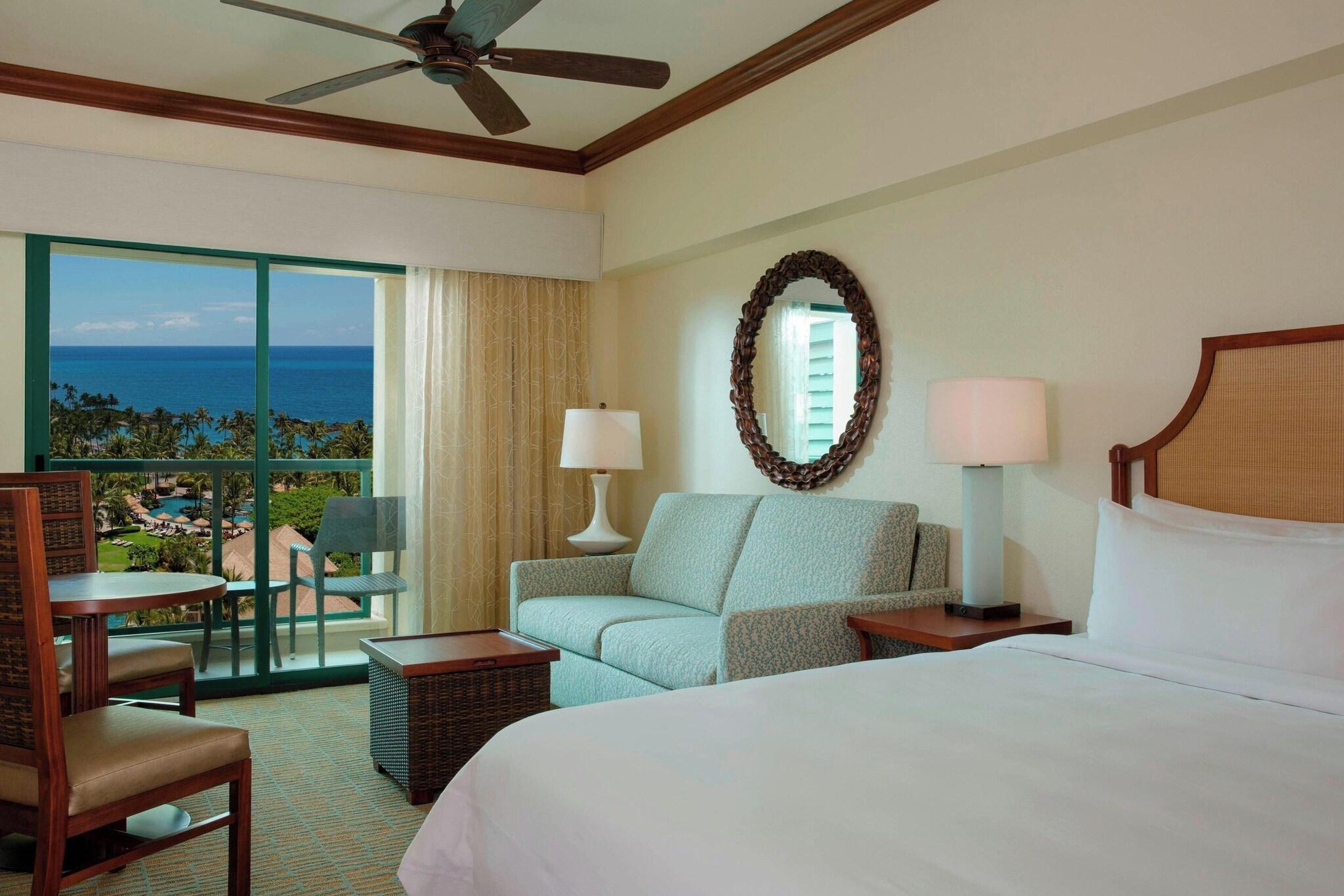 غرفة بسرير مزدوج بإطلالة على البحر بشرفة