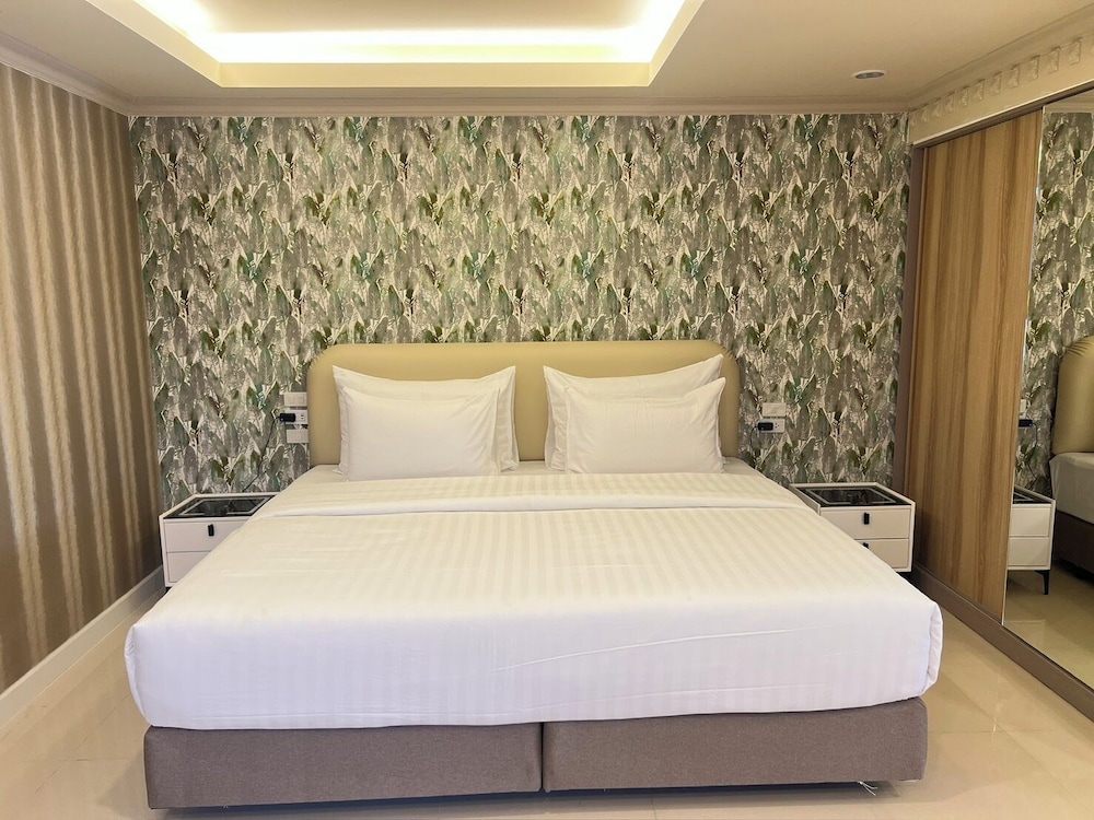 Skylight, Suite, King Bed