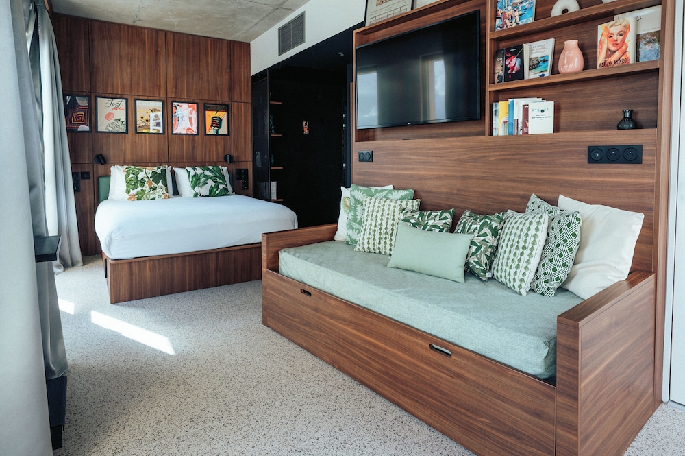 Classic, Triple, Trundle Bed, Queen Bed