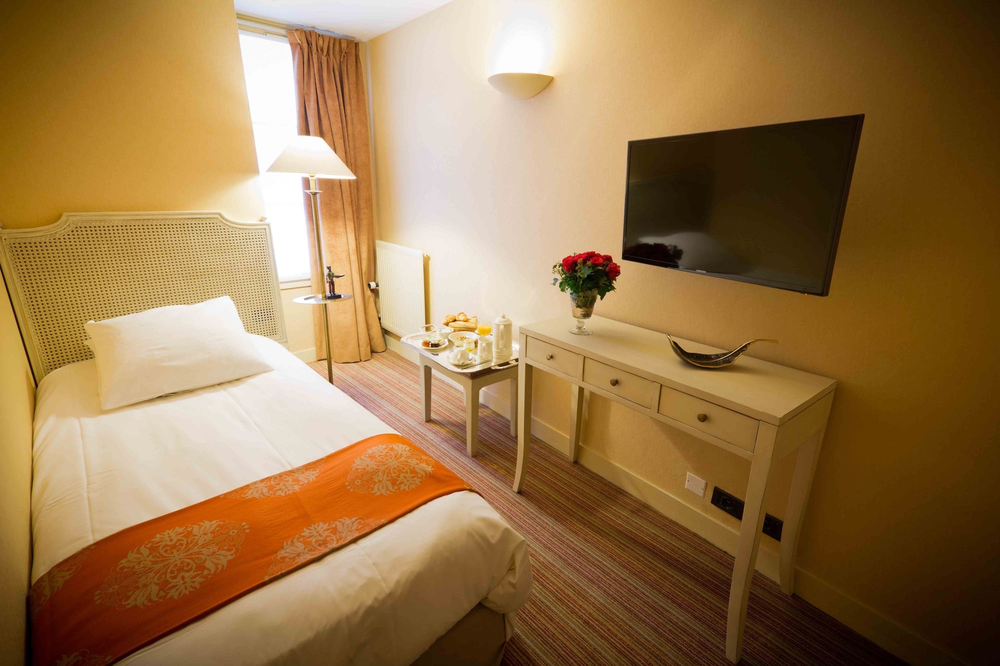 ROOM, SINGLE