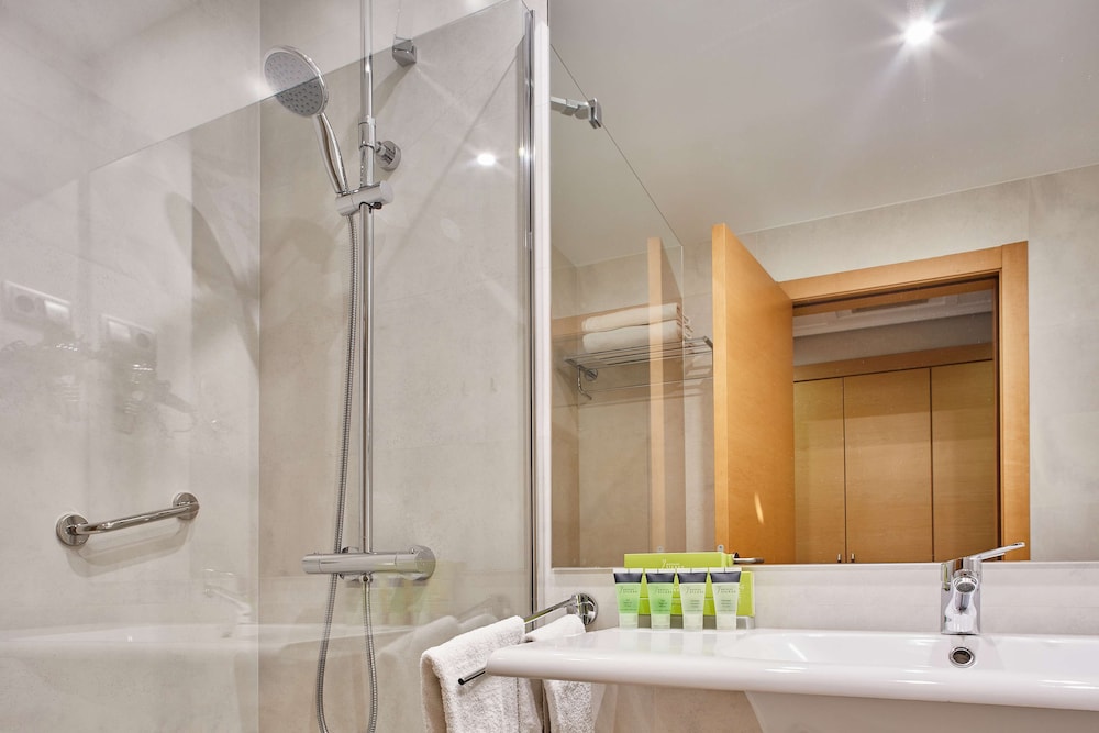 Standard, Single, 3 Beds, with Extra Bed, Silken Ciudad de Vitoria Hotel 10/10