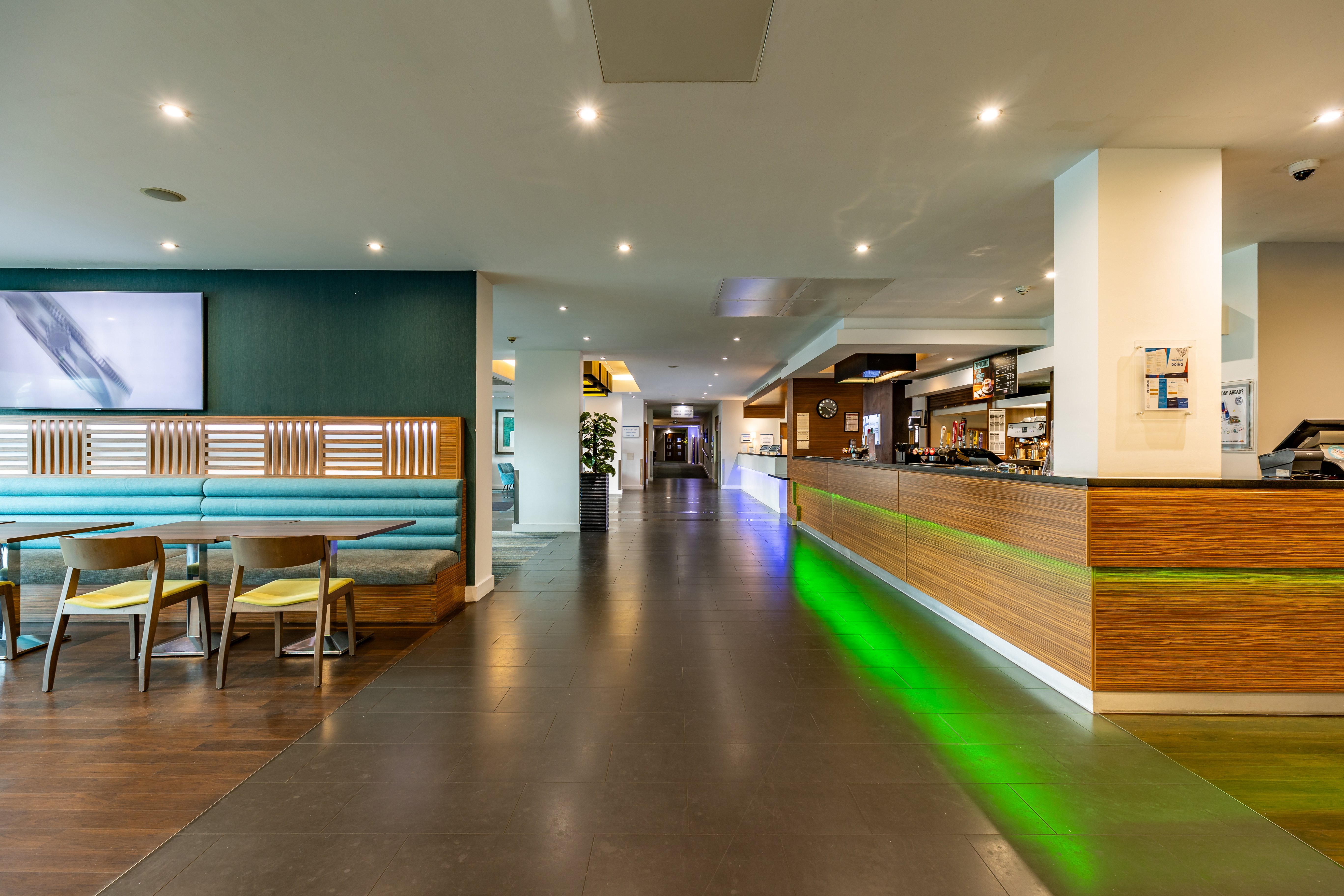 Holiday Inn Express London Heathrow T5 15/70