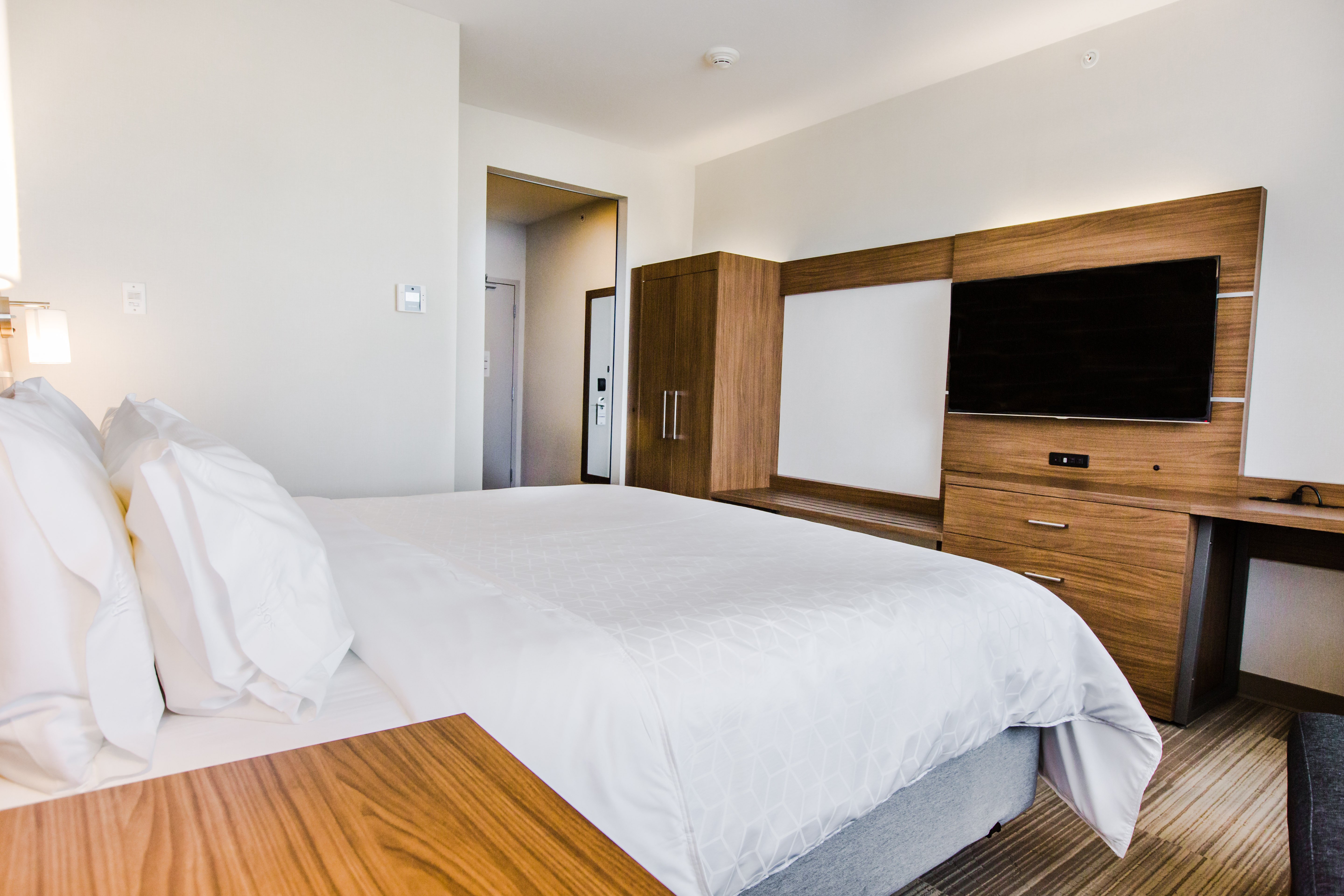 غرفة بسرير كينج، HOLIDAY INN EXPRESS & SUITES WEST EDMONTON-MALL AREA 5/7