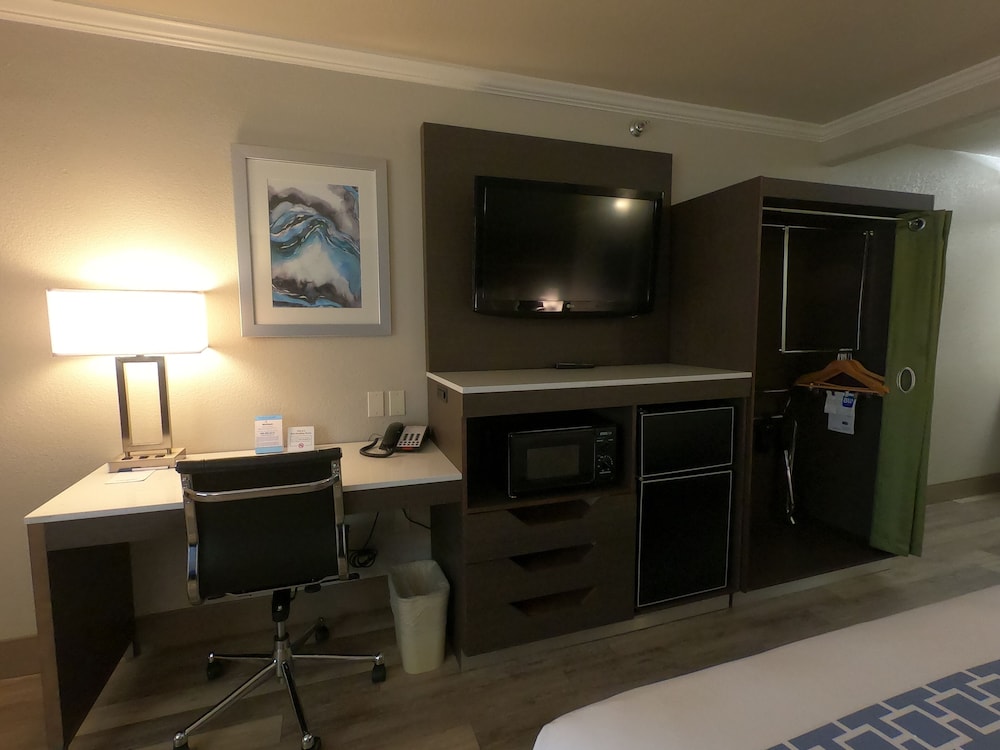 Best Western Inn & Suites Lemoore 32/36