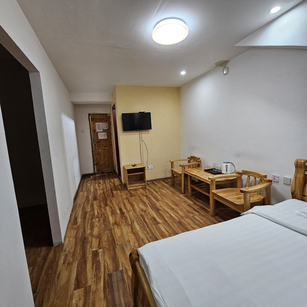 Land Hotel 11/50